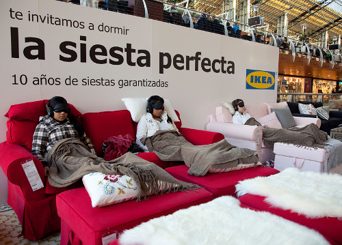 Ikea saca los sofás a la calle para reivindicar la siesta